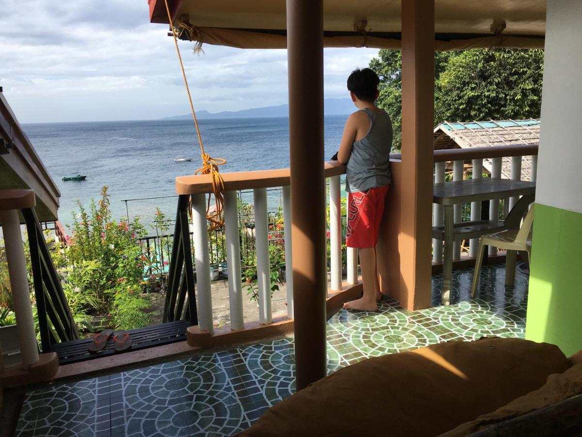 Reynaldo'S Upstairs Bed and Breakfast Puerto Galera Buitenkant foto
