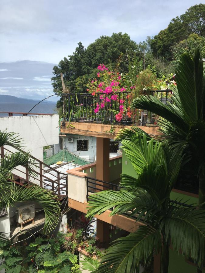 Reynaldo'S Upstairs Bed and Breakfast Puerto Galera Buitenkant foto