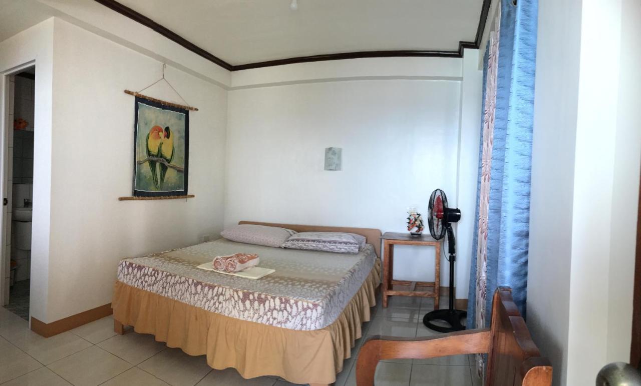 Reynaldo'S Upstairs Bed and Breakfast Puerto Galera Buitenkant foto