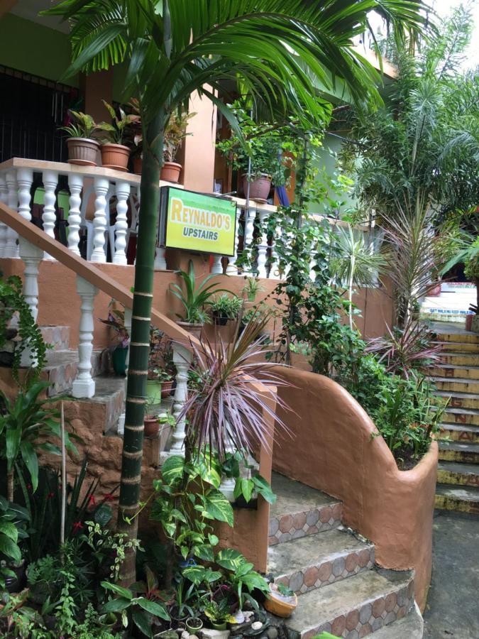 Reynaldo'S Upstairs Bed and Breakfast Puerto Galera Buitenkant foto
