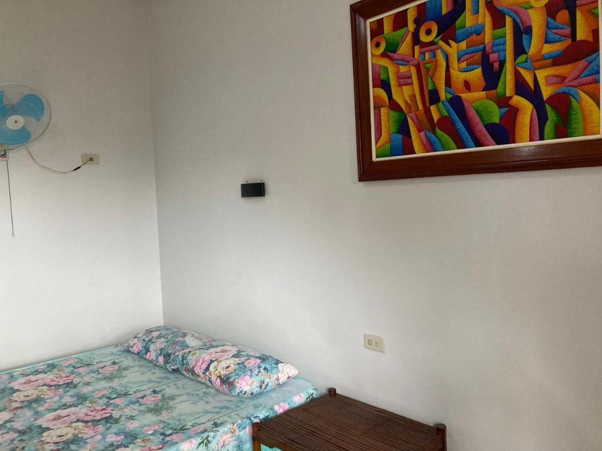 Reynaldo'S Upstairs Bed and Breakfast Puerto Galera Buitenkant foto