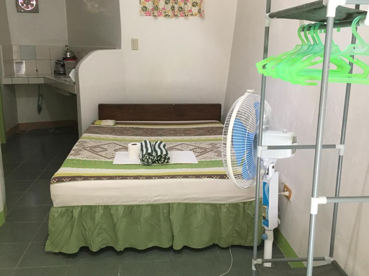 Reynaldo'S Upstairs Bed and Breakfast Puerto Galera Buitenkant foto
