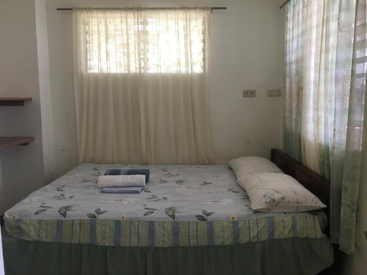Reynaldo'S Upstairs Bed and Breakfast Puerto Galera Buitenkant foto