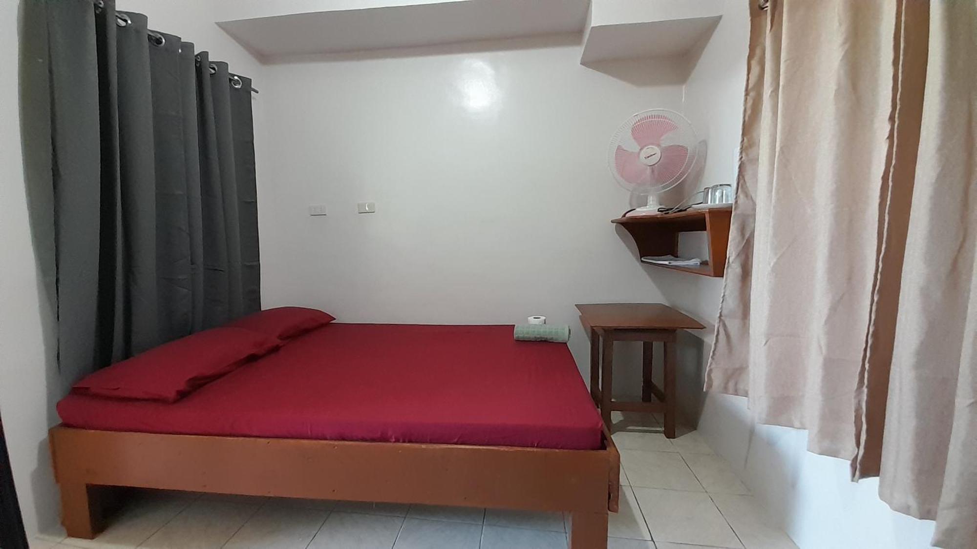 Reynaldo'S Upstairs Bed and Breakfast Puerto Galera Buitenkant foto