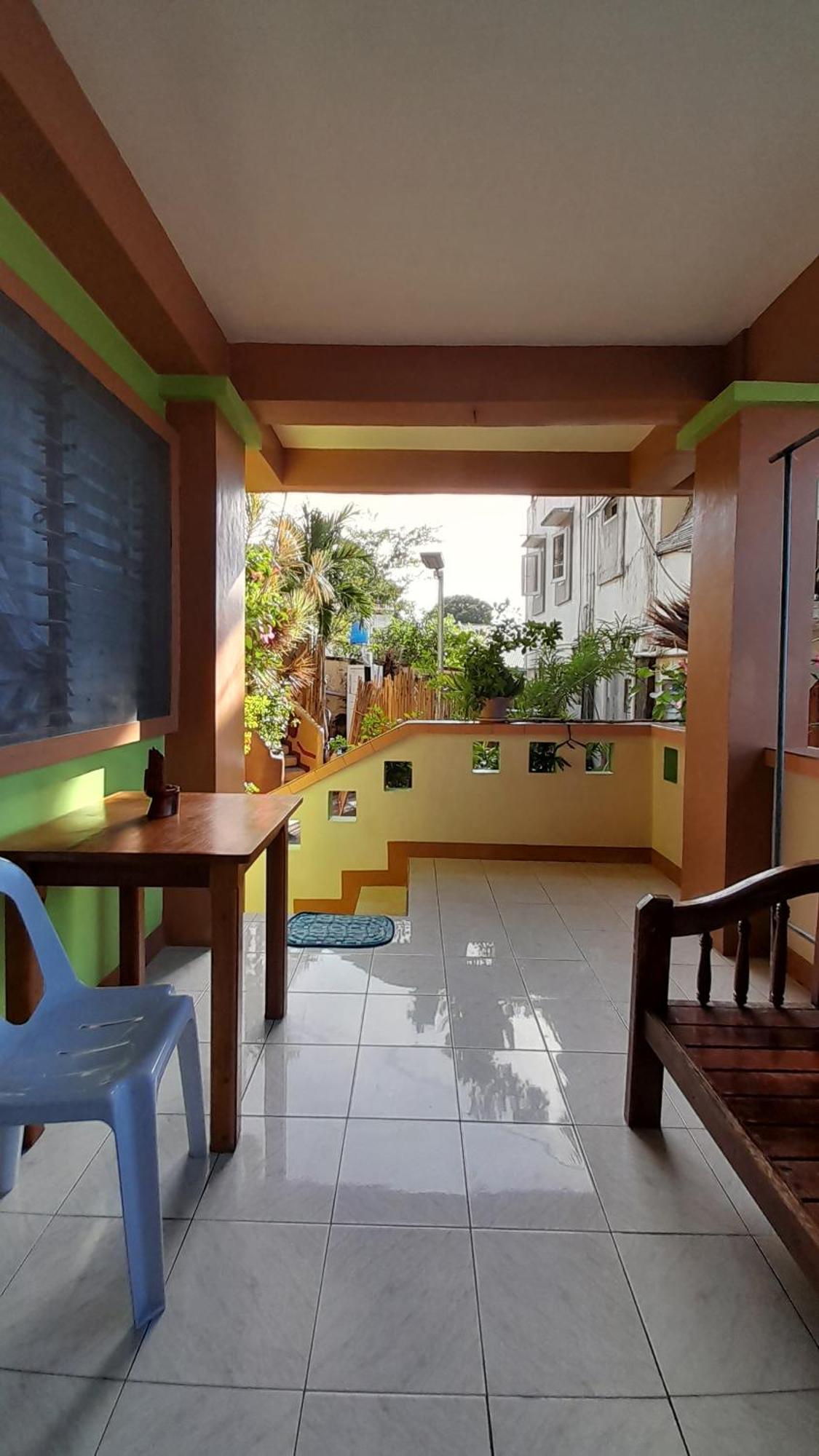 Reynaldo'S Upstairs Bed and Breakfast Puerto Galera Buitenkant foto