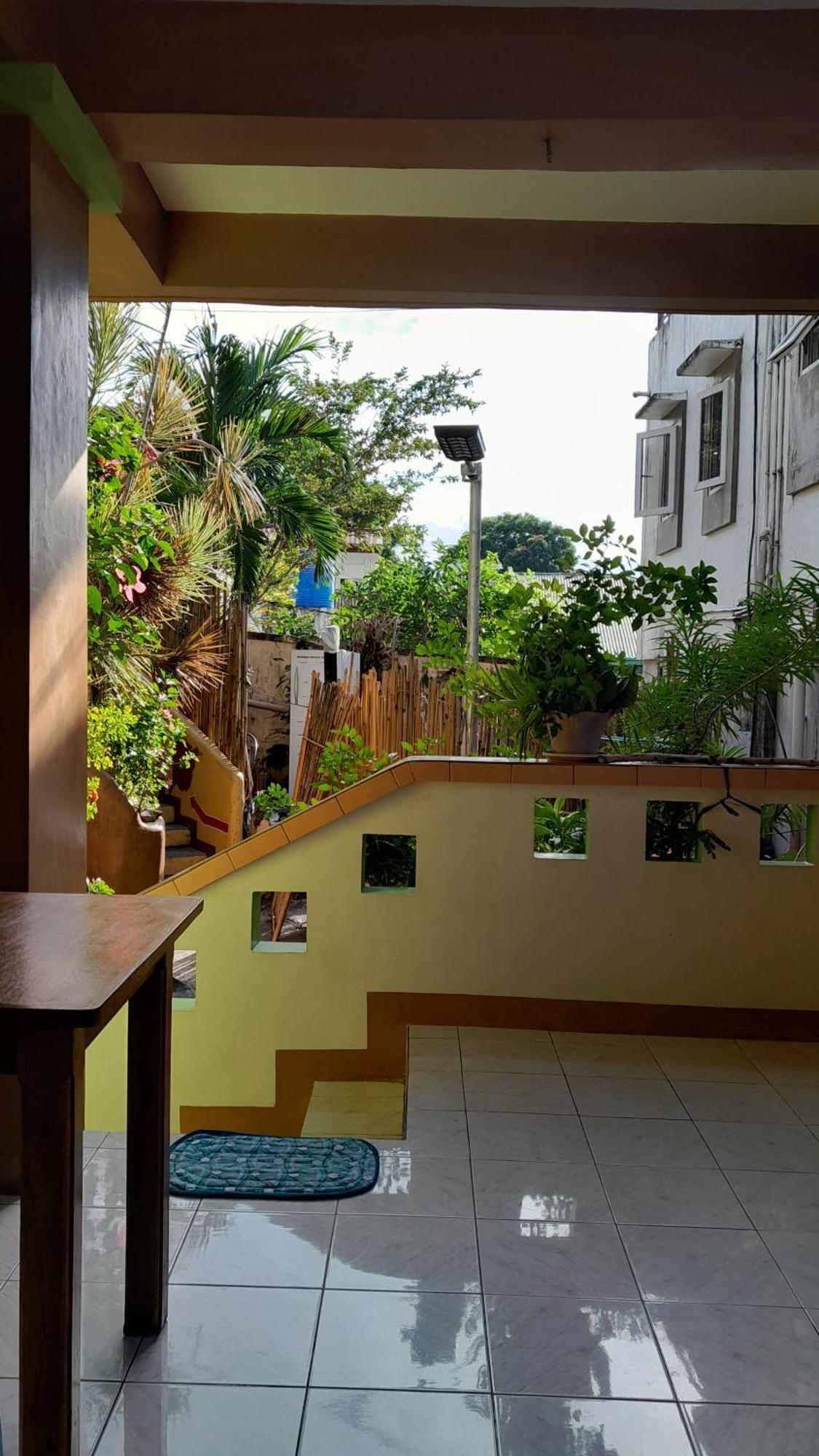 Reynaldo'S Upstairs Bed and Breakfast Puerto Galera Buitenkant foto