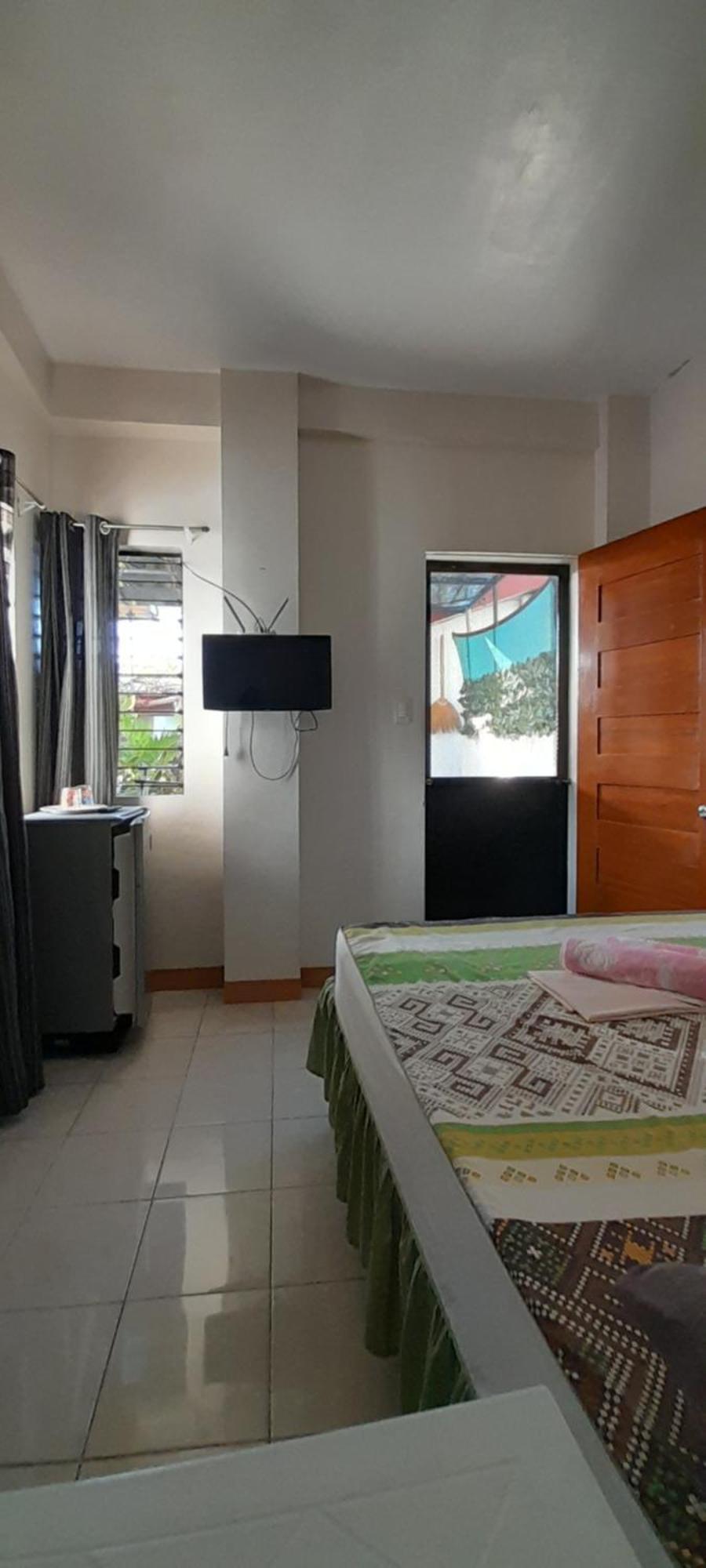 Reynaldo'S Upstairs Bed and Breakfast Puerto Galera Buitenkant foto