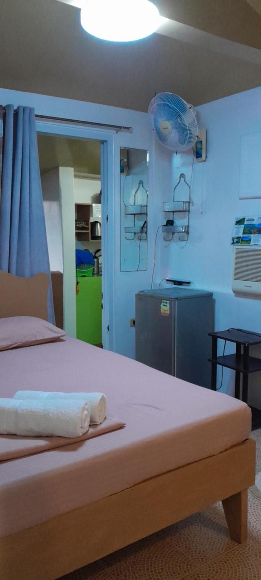 Reynaldo'S Upstairs Bed and Breakfast Puerto Galera Kamer foto