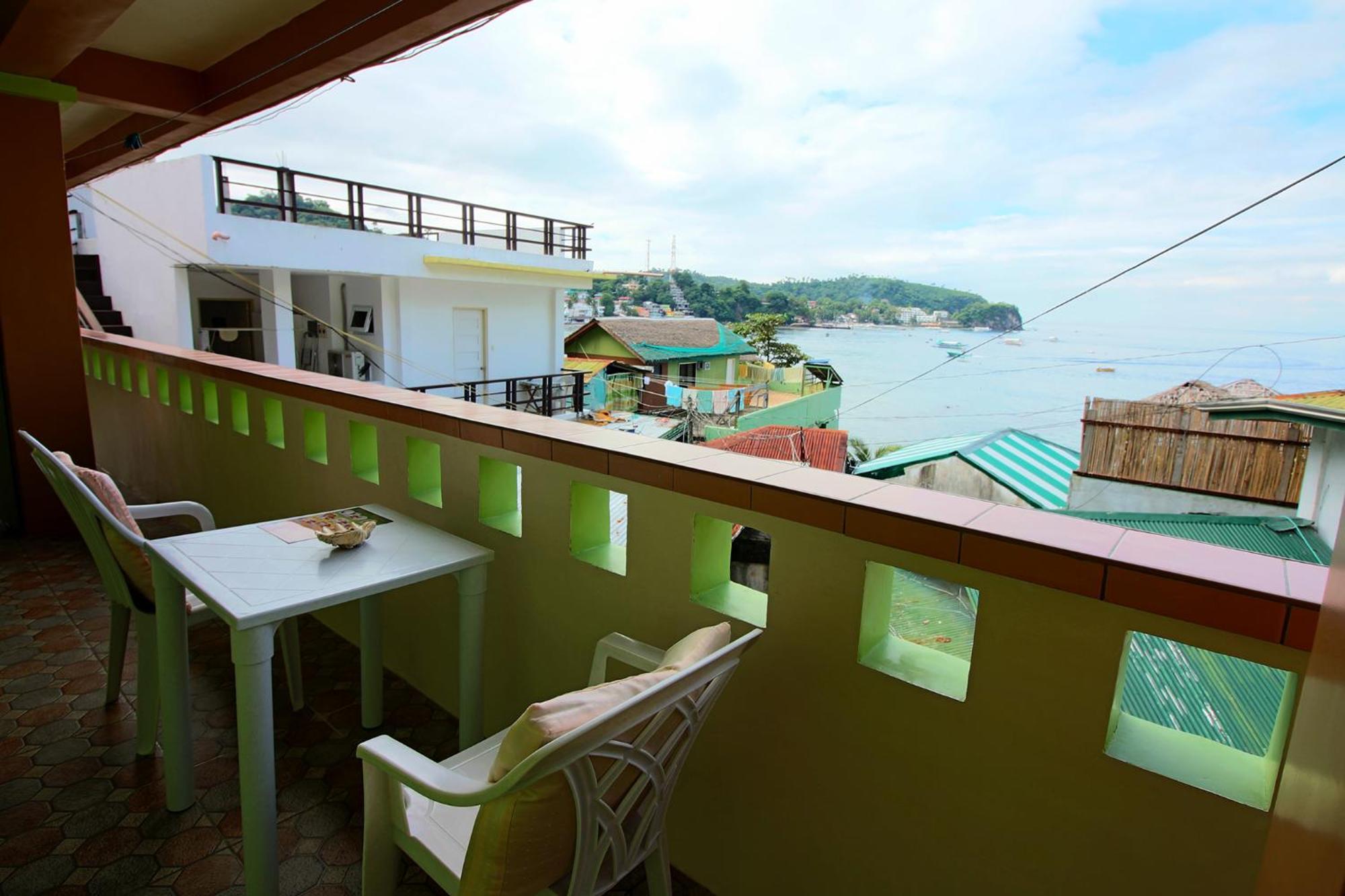 Reynaldo'S Upstairs Bed and Breakfast Puerto Galera Kamer foto