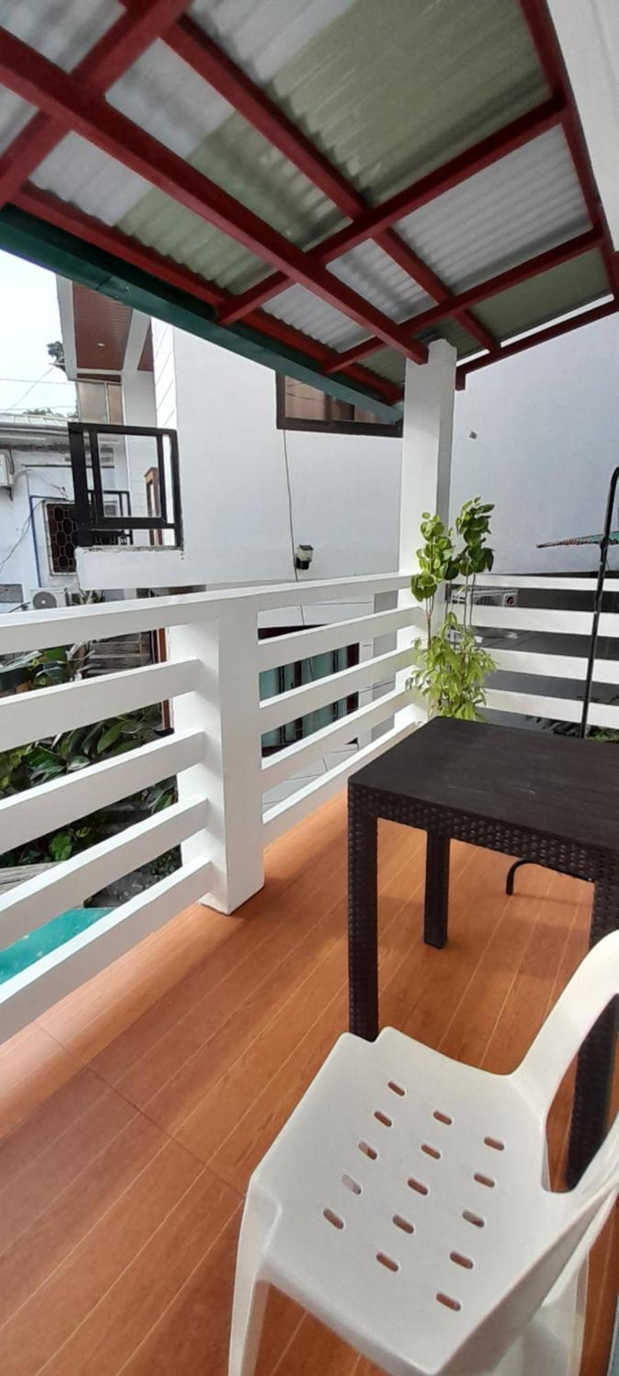 Reynaldo'S Upstairs Bed and Breakfast Puerto Galera Buitenkant foto